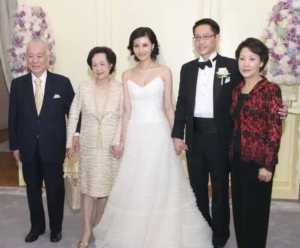 400亿家产不能花,许晋亨后悔与何超琼离婚吗?反正李嘉欣很难受