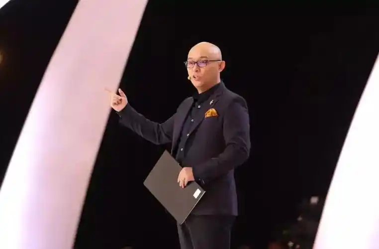 一个新闻人操刀一档相亲节目,会折射出一个社会的缩影,再层层叠叠地垫