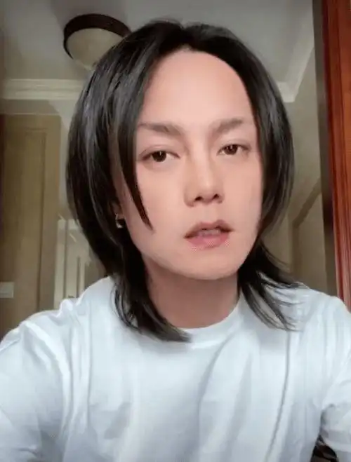 尹正一头长发现身机场颈纹明显手臂青筋暴起眼袋浮肿皮肤松弛