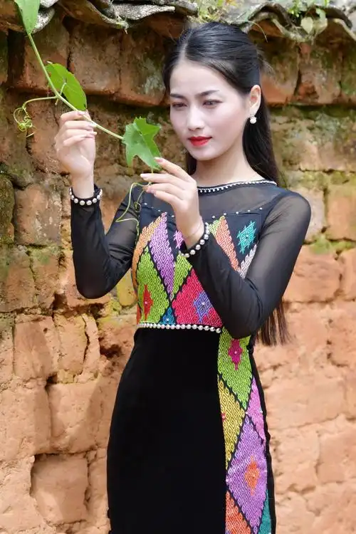 尤其是景颇族的姑娘们的装束更为精美艳丽.