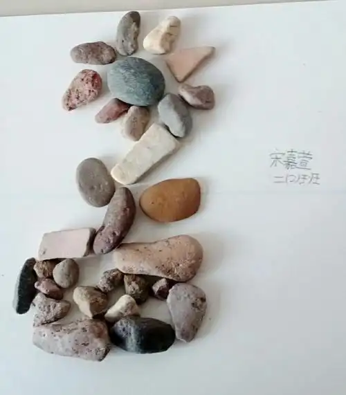 大小不同,形状不同的石头,拼一拼,摆一摆,摆出人,花儿,动物,摆出