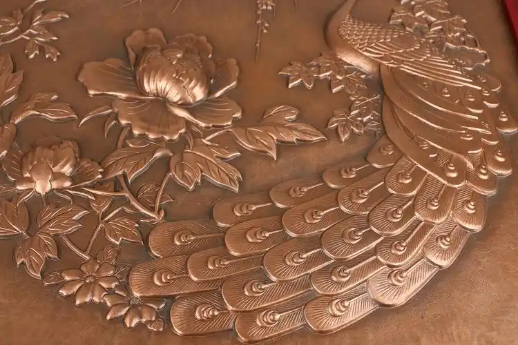 錾铜浮雕孔雀图