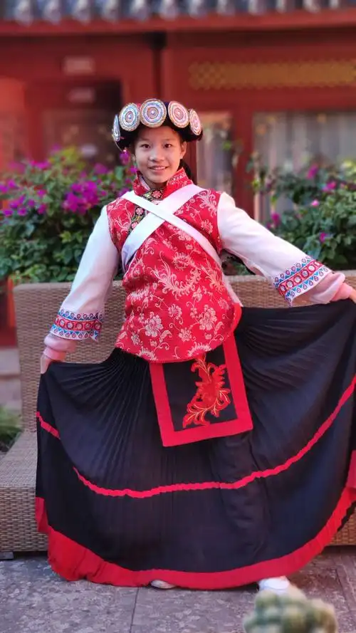 酒店有免费的纳西族民族服装,小孩子们开始臭美了.