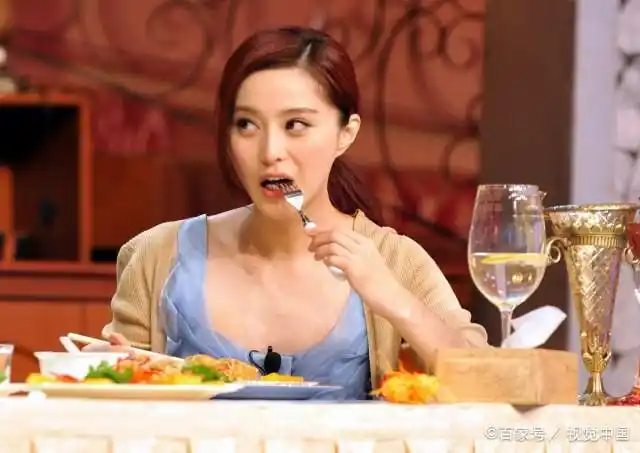 明星剧组吃饭,刘德华排队吃盒饭,潘长江快餐,她却一顿饭19个菜