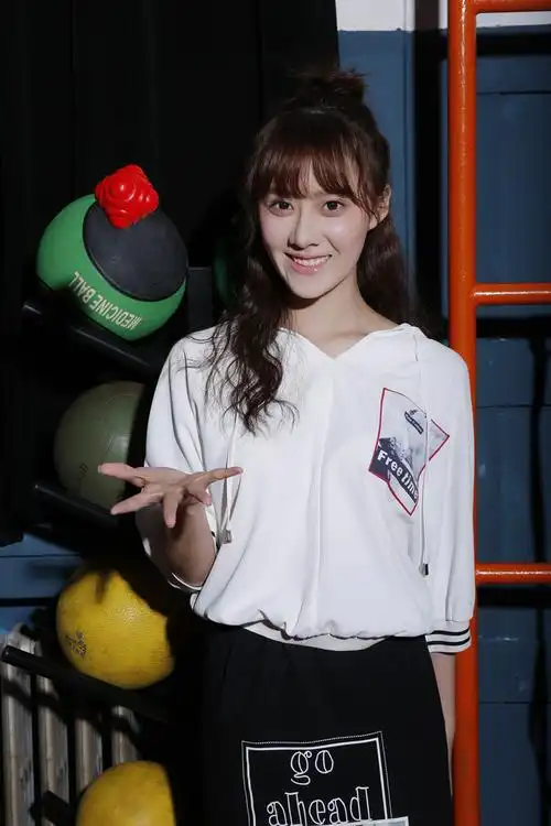 曹曦月化身元气运动girl演绎青春活力风