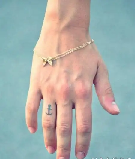 手指简约的黑色船锚纹身图案
