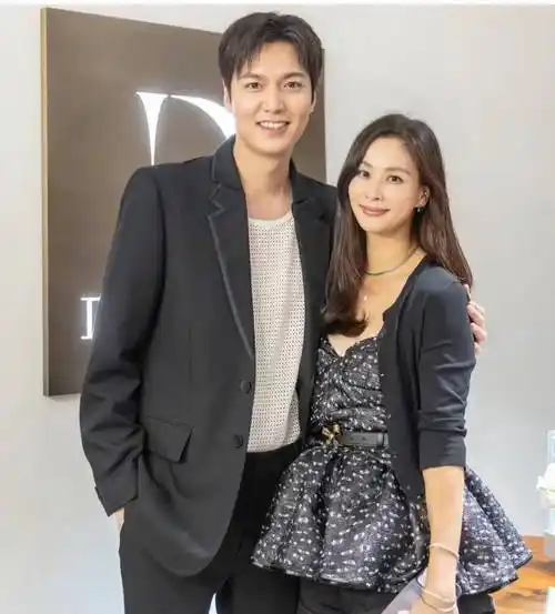 首度与老婆合体秀恩爱,50岁颜值很能打_朱镇模_高素_李敏镐