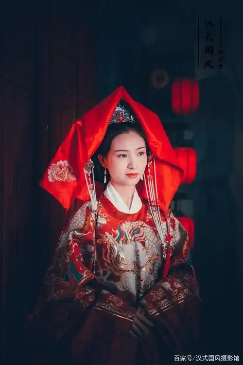 凤冠霞帔,许你十里红妆.摄影:汉式国风摄影馆