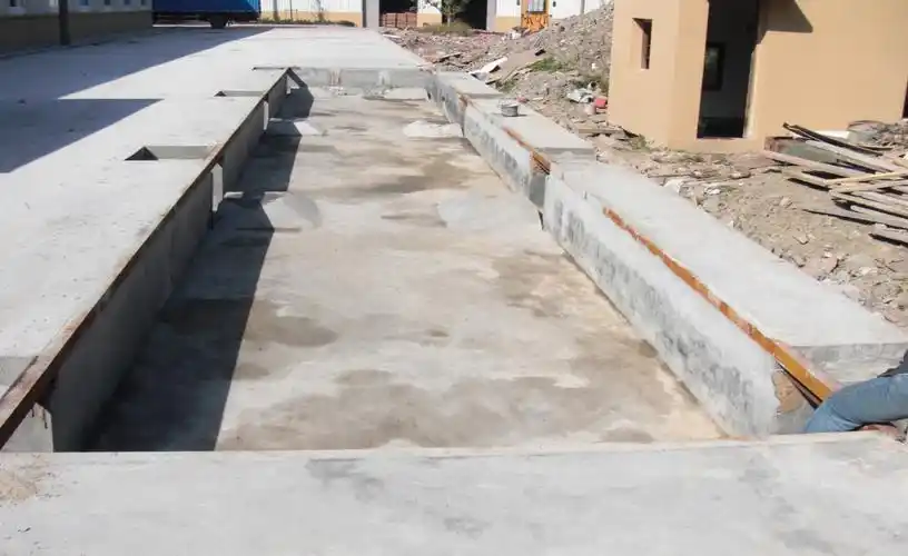 按汽车地磅的设计图的技术要求,验收基础施工质量主要包括以下内容:1.