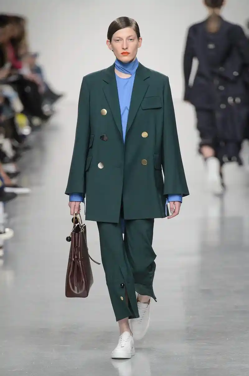 这个人穿了一身深色的衣服,脚上是一双白色的鞋.