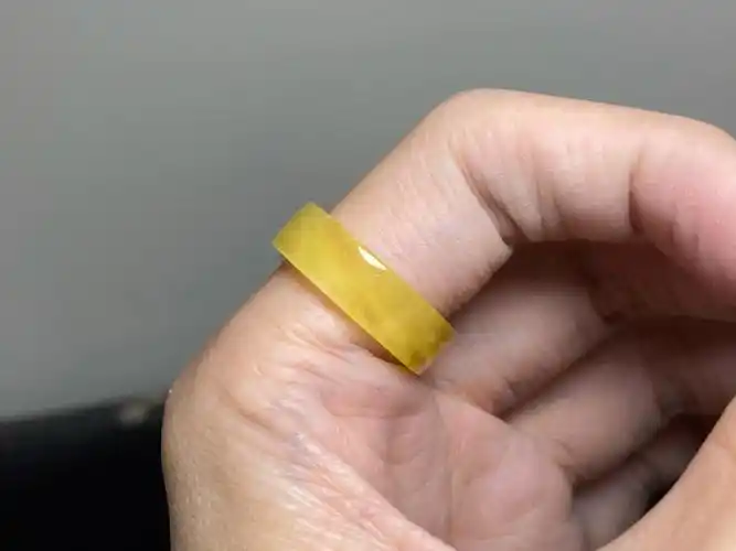 俄料鸡油黄蜜蜡指环戒指戒圈跑环