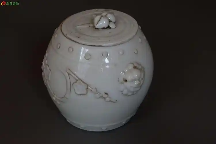 清代德化窑狮耳梅花纹鼓丁罐