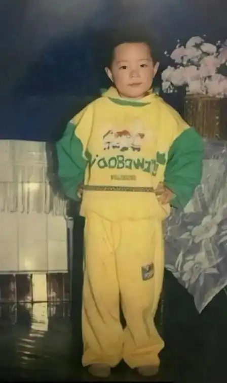 小时候的肖战也是个熊孩子,经常因为调皮捣蛋被父母各种打.