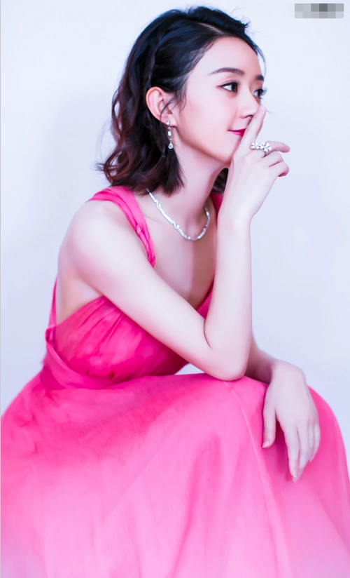 赵丽颖驾驭死亡芭比粉吊带裙本以为会显土结果惊艳全网