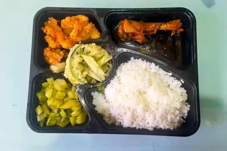 上海小伙晒每天发的盒饭走红2荤2素不重样网友劝你低调