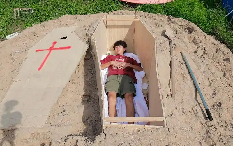 挑战24小时挑战住棺材里躺里面睡觉是什么感觉