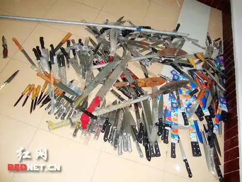 (被缴获的管制刀具)红网永州11月27日讯(通讯员 唐东升 蒋啸)11月26日