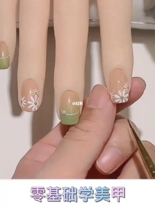 美甲教程手绘春日小清新碎花美甲的画法