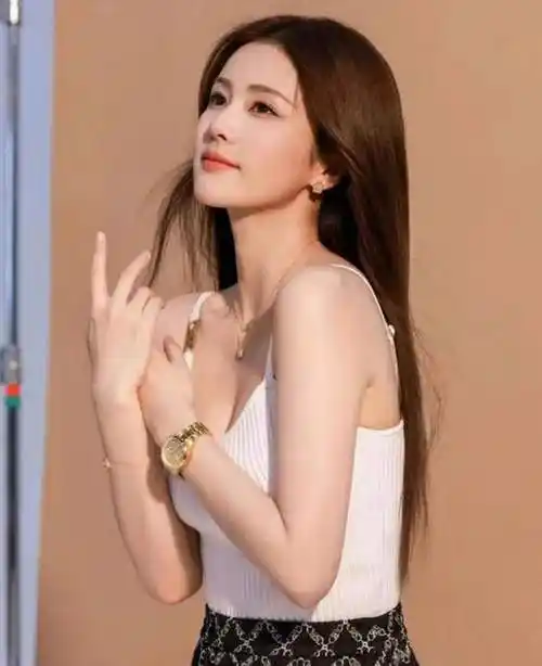 白鹿身着白色露肩吊带,在这张时尚写真中展现出她完美的身材和独特的