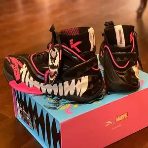 漫威联名鞋安踏毒液高帮