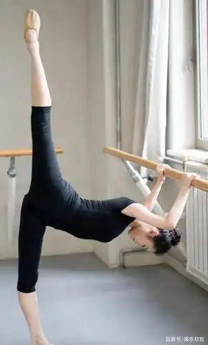 谋女郎张慧雯跳舞生图,黑紧身舞衣展现纤细骨架,自带灵气小仙子