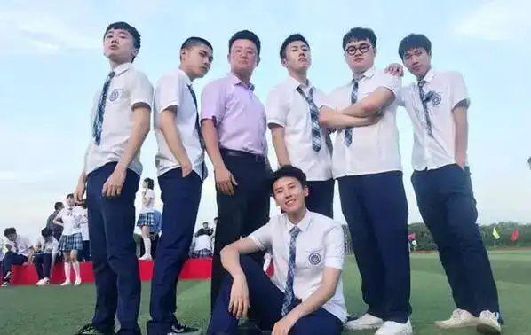 张磊《少年派》中扮演老师成高光配角,曾和黄渤一同在酒吧驻唱