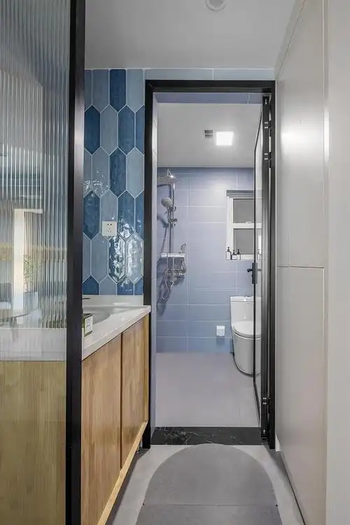 长虹玻璃隔断将浴室柜与外界隔而不断,干净清爽.