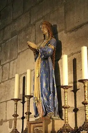 双手合十的巴厘风情雕塑