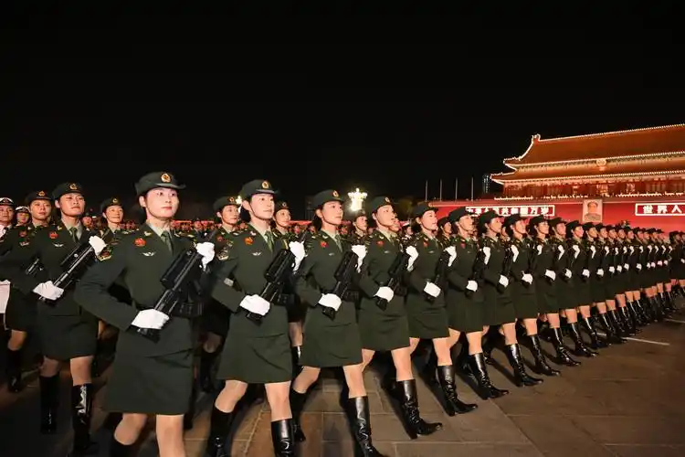 绽放阅兵场的"铿锵玫瑰" ——女兵方队代表亲身讲述参加国庆阅兵背后