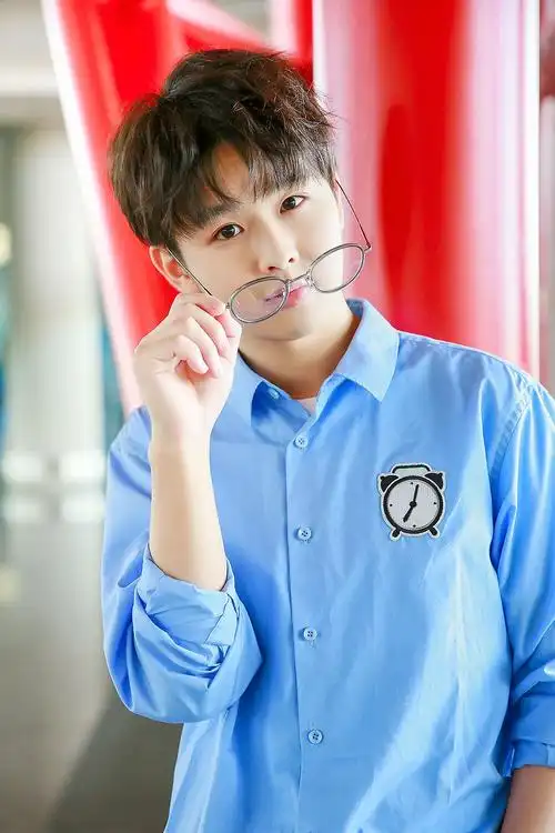 徐浩启程伦敦时装周 现身机场造型清新气质如风