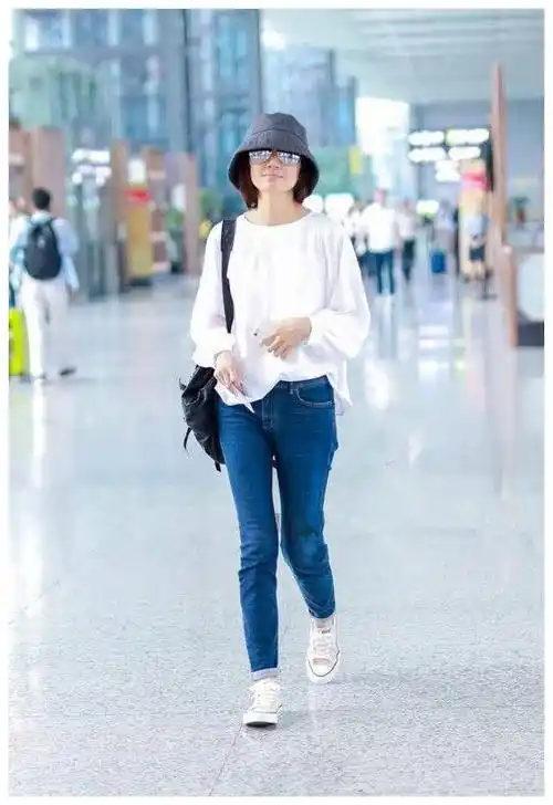 原创袁泉时尚感挺强穿条纹衬衫戴渔夫帽她的初夏穿搭真好看