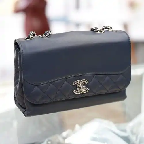 这款香奈儿邮差包真的太好看了!藏蓝色很有质感,大小正好,可以 - 抖音