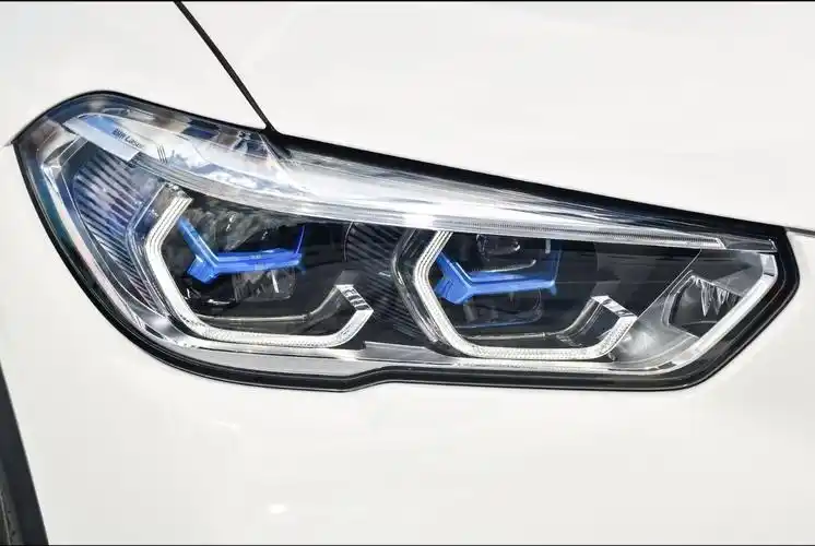 全新宝马x5自适应激光大灯
