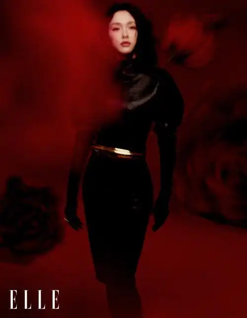 白色淡雅纯净,红色明媚动人,一本杂志上演双倍浪漫#唐嫣elle5月刊封面