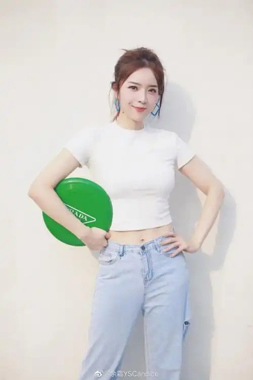 主持余霜晒写真照穿普辣哒的queenyu