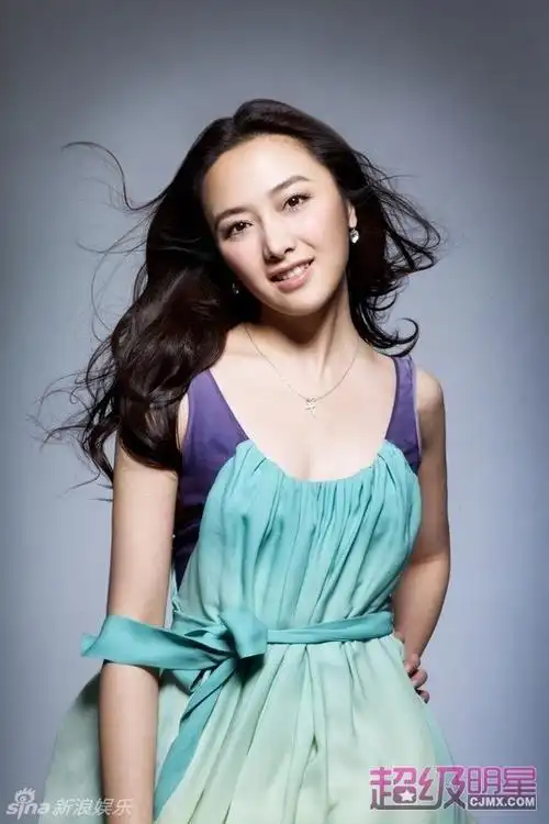 组图:舒砚清新气质大片 花裙如春风拂面