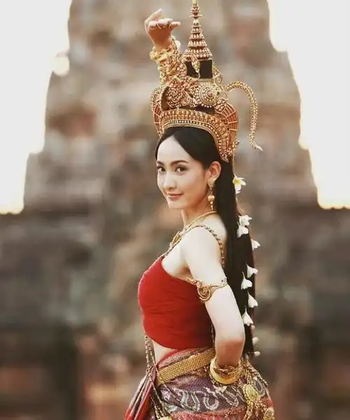 为了和你在一起我等候了千年之三面娜迦