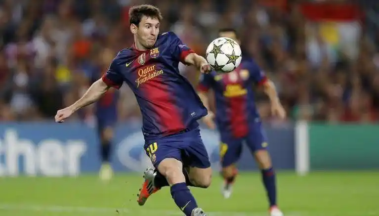 对方来铲球,梅西左脚外拨一下到空中,右脚起跳躲过放铲_比赛_球员