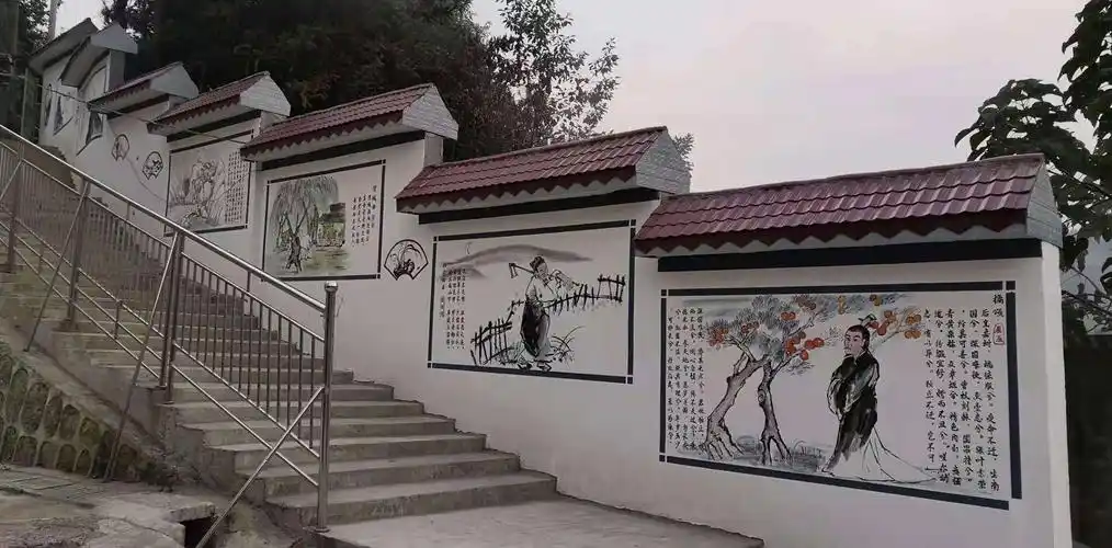 拾级而上的围墙彩绘,不但美轮美奂,而且意着东岭学子行将致远,步步