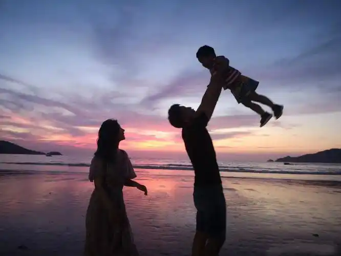 王雷1家3口罕见亮相李小萌发福明显儿子胖乎乎超可爱