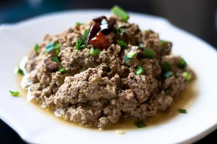 保留下来的老味儿:门口有外卖窗口,现炸的鸡,各种熟食,糖卷果,麻豆腐