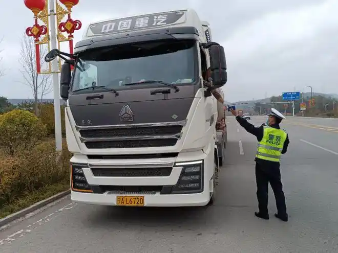 平安守护泾源公安交警开展货车突出违法整治行动严格把好路面管控关