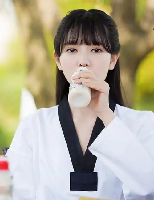 原创同样是"掀刘海",《旋风少女》曲光雅风格大变,当掀开刘海后,谁不