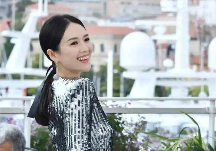 章子怡甚至在生完二胎后,在社交平台上表达了自己的苦衷,因为41岁算得