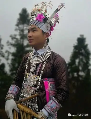 苗族男士服饰:甘当绿叶,也敢与花争艳!