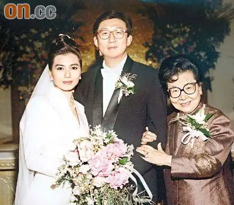 四年前,丈夫朱家鼎因癌病逝世,完成追思弥撒后,钟楚红面带微笑说:"我