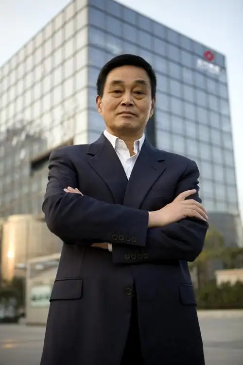 作为同样被送给他人领养的老二刘永行,他就没有老三的幸运了