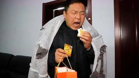 [生活]乡下婆婆好心送馒头,儿媳却嫌弃扔掉,乞丐捡到咬一口从此发财了