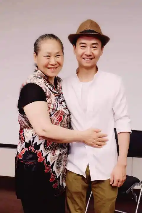 演员毛孩的尴尬:带母亲进娱乐圈,不料母亲爆红,自己却落魄了