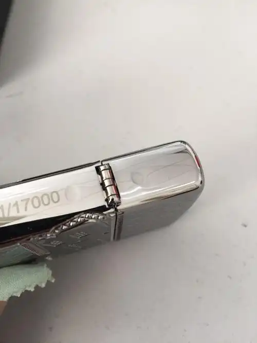 zippo85周年限量款的铰链地方为什么空隙地方那么大?